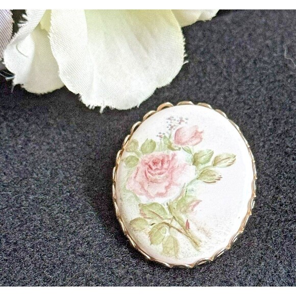 Vintage Ceramic Flower Cameo Brooch - Goldtone - 1.5 Inches - Picture 3 of 5